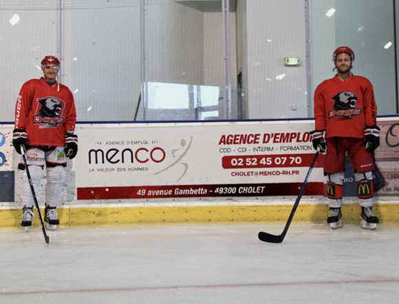 Joueurs des Dogs devant la bannière Menco