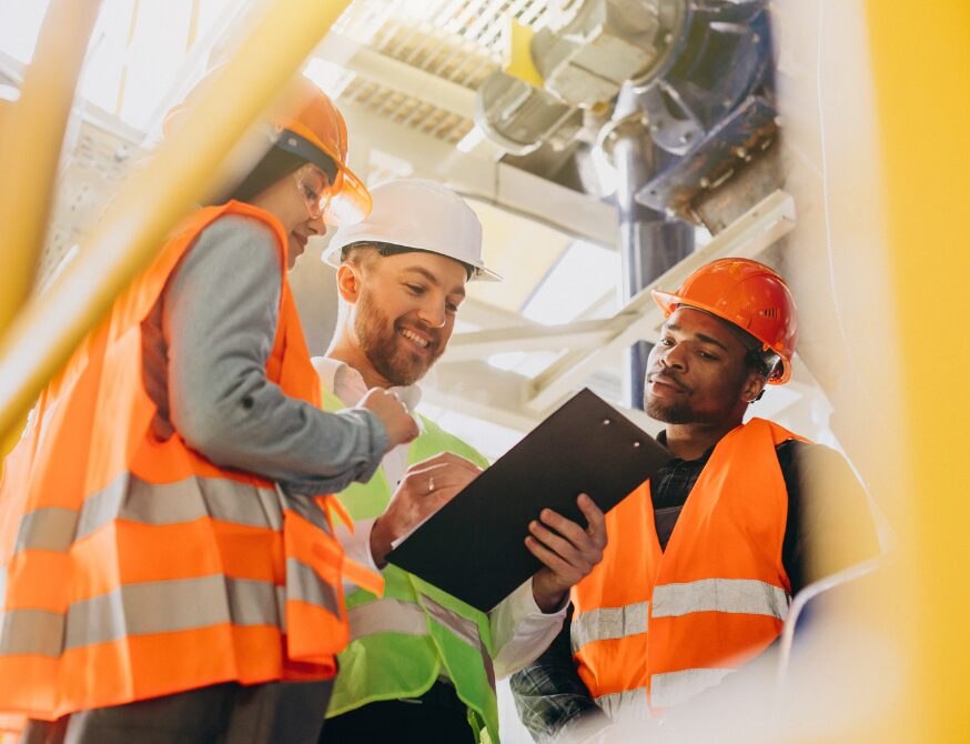 Les risques lors des opérations manuelles : les bons réflexes pour travailler en sécurité 